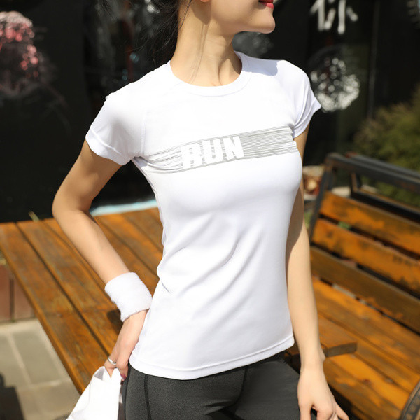 Moteriški sportiniai marškinėliai trumpomis rankovėmis ir užrašu
