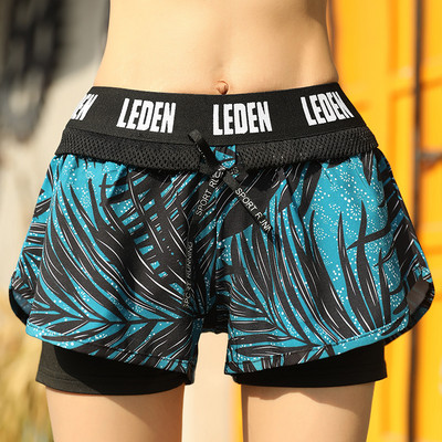 Pantaloni scurți sport cu pană din material respirabil, cu cravate și inscripții