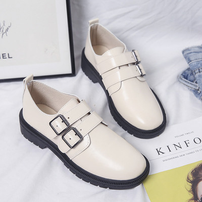 Női bőrcipő lapos talppal és pánttal