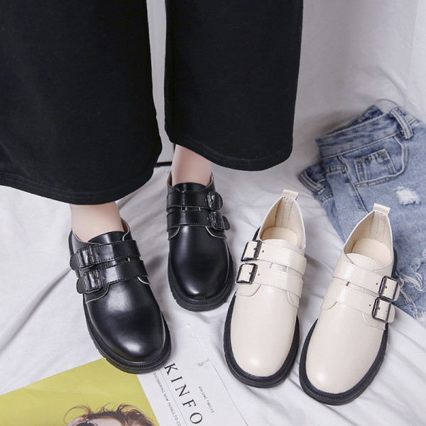 Női bőrcipő lapos talppal és pánttal