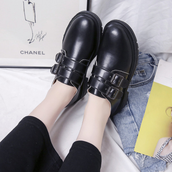 Női bőrcipő lapos talppal és pánttal