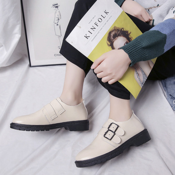 Női bőrcipő lapos talppal és pánttal