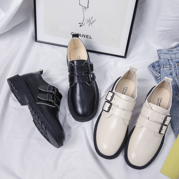 Női bőrcipő lapos talppal és pánttal