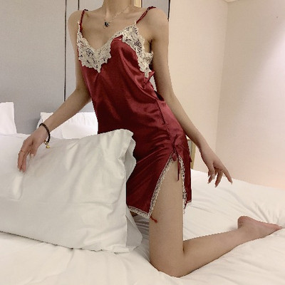 Cămașă de noapte de damă din dantelă cu fante și bretele subțiri