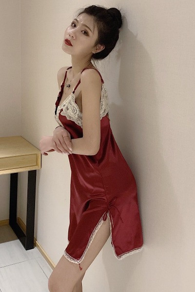 Cămașă de noapte de damă din dantelă cu fante și bretele subțiri