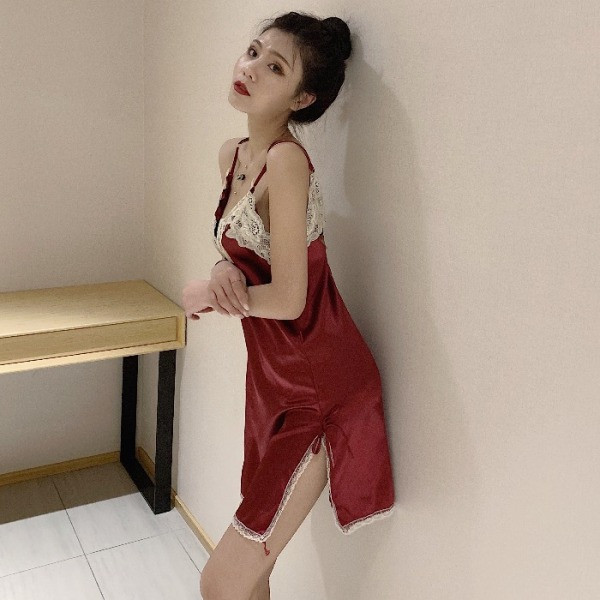 Cămașă de noapte de damă din dantelă cu fante și bretele subțiri