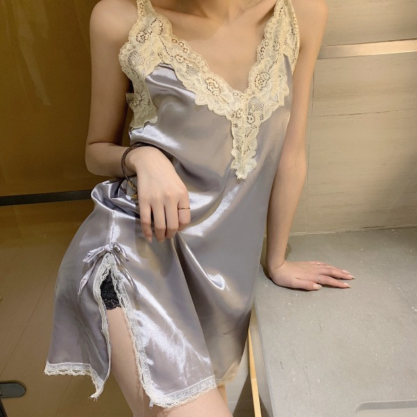 Cămașă de noapte de damă din dantelă cu fante și bretele subțiri