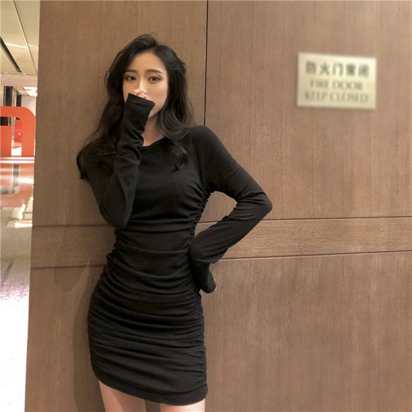 Prigludusi moteriška suknelė ilgomis rankovėmis ir ovalia iškirpte