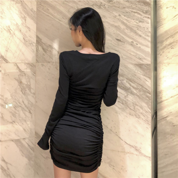 Prigludusi moteriška suknelė ilgomis rankovėmis ir ovalia iškirpte