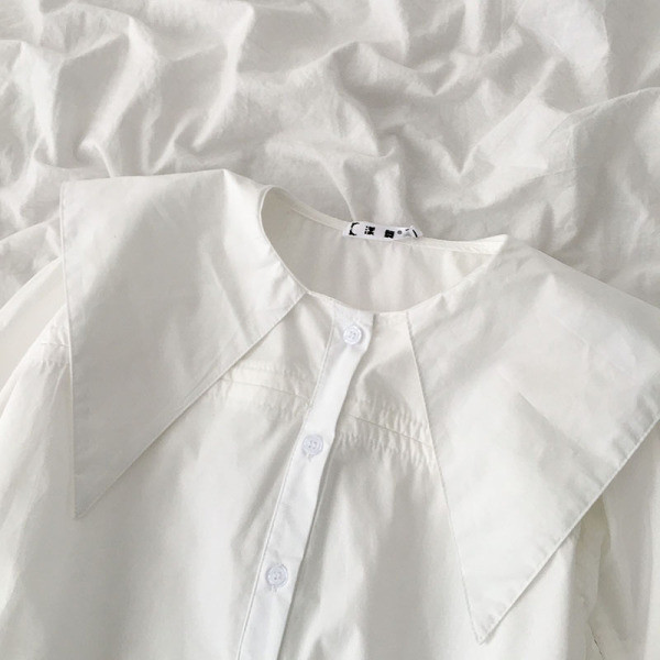 Modern női ing kerek nyakkivágással és nyakkendővel