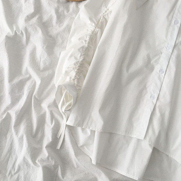 Modern női ing kerek nyakkivágással és nyakkendővel