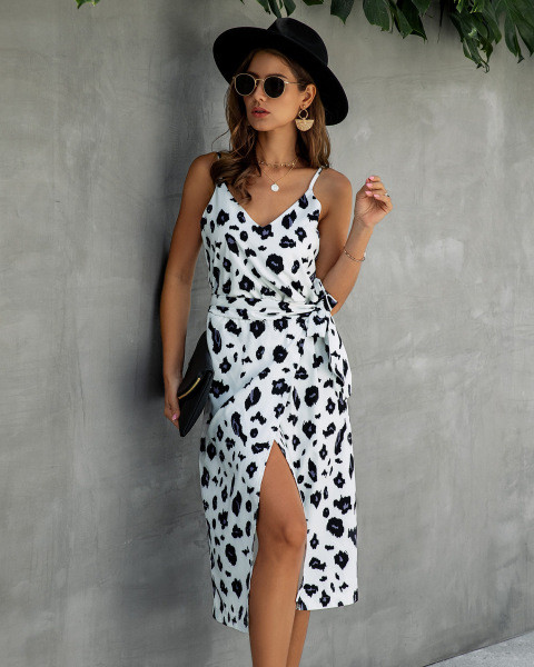 Ikdienas sieviešu kleita ar plānām lencēm un jostu vairākās krāsās