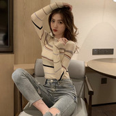 Testhezálló női csíkos blúz ovális nyakkivágással