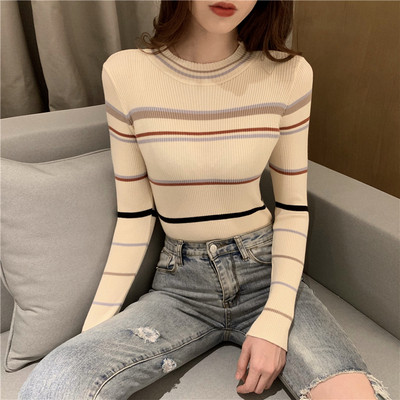 Testhezálló női csíkos blúz ovális nyakkivágással