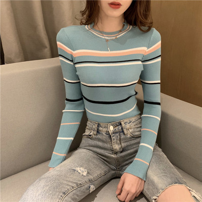 Testhezálló női csíkos blúz ovális nyakkivágással