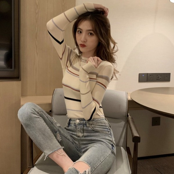 Testhezálló női csíkos blúz ovális nyakkivágással