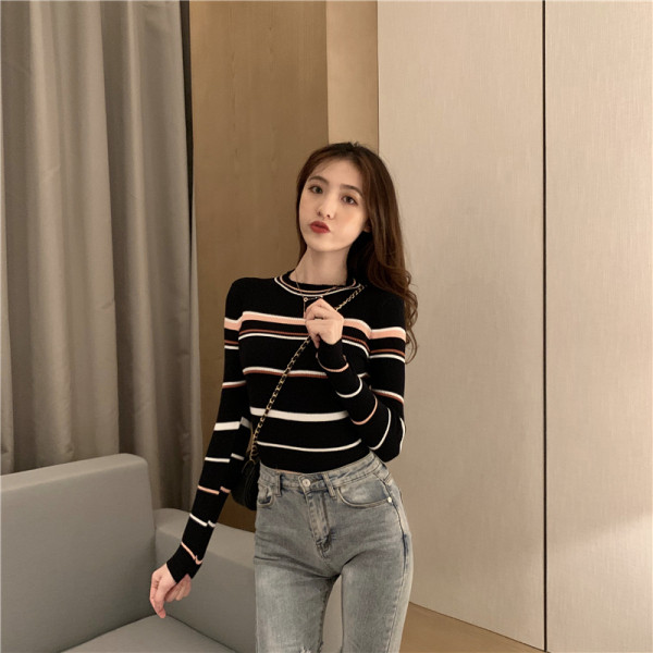 Testhezálló női csíkos blúz ovális nyakkivágással