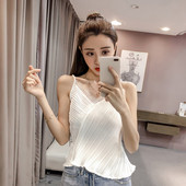 Актуален дамски потник с тънки презрамки и шпиц деколте