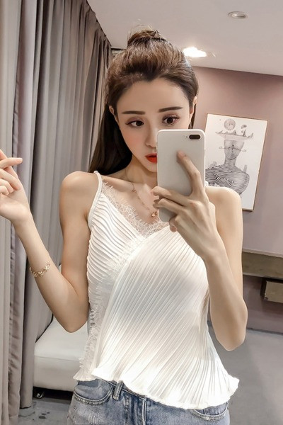 Актуален дамски потник с тънки презрамки и шпиц деколте