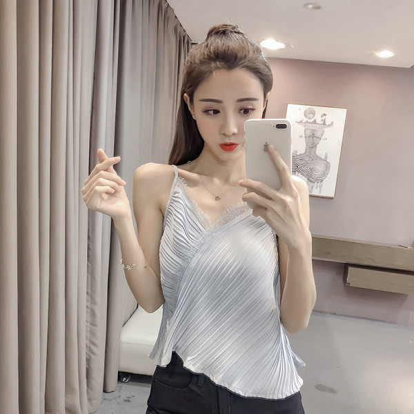 Актуален дамски потник с тънки презрамки и шпиц деколте