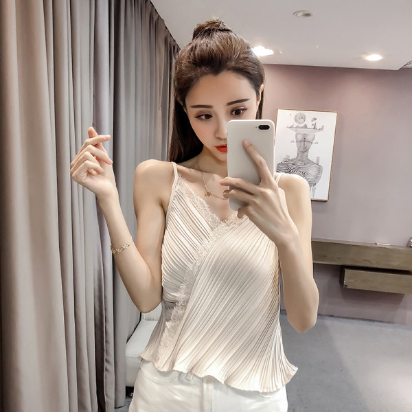 Актуален дамски потник с тънки презрамки и шпиц деколте