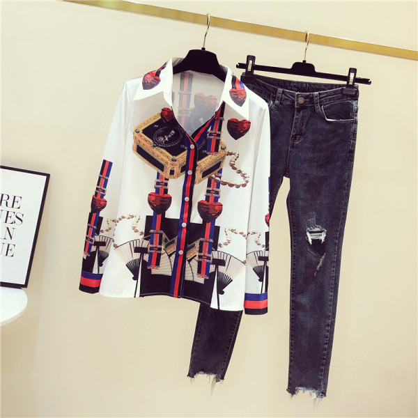 Sieviešu moderns krekls ar klasisku apkakli un krāsainu aplikāciju