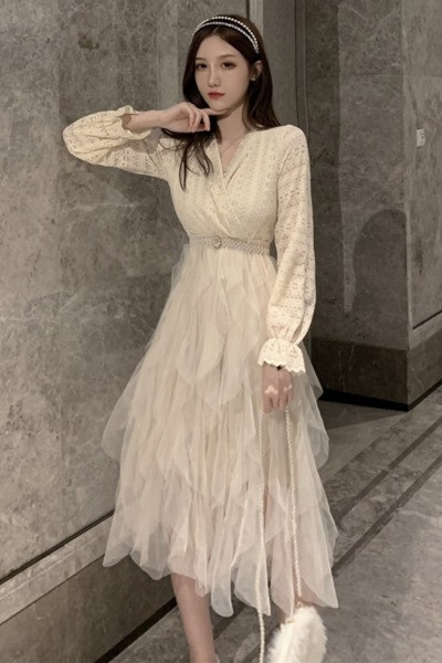 Γυναικείο φόρεμα με λαιμόκοψη και ζώνη από πέρλες