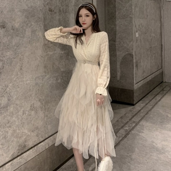 Γυναικείο φόρεμα με λαιμόκοψη και ζώνη από πέρλες