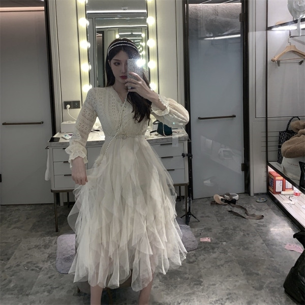 Γυναικείο φόρεμα με λαιμόκοψη και ζώνη από πέρλες