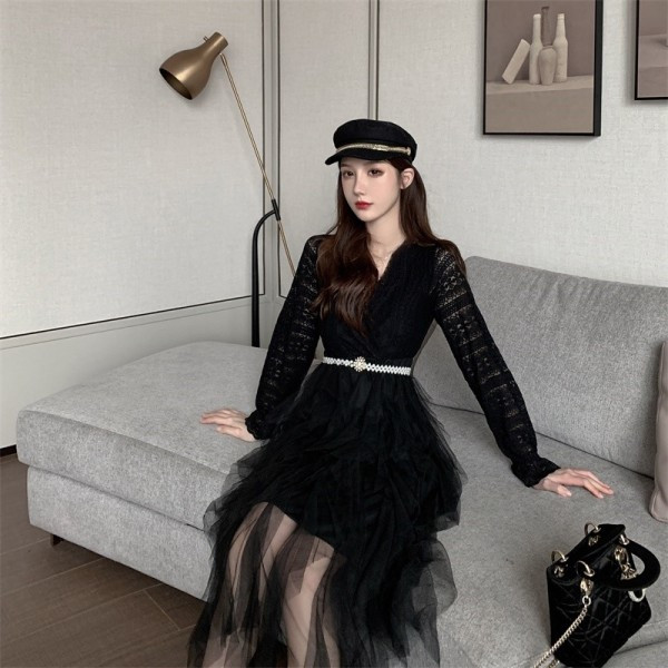 Γυναικείο φόρεμα με λαιμόκοψη και ζώνη από πέρλες