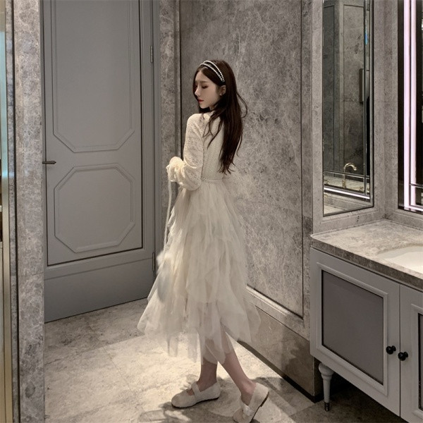 Γυναικείο φόρεμα με λαιμόκοψη και ζώνη από πέρλες