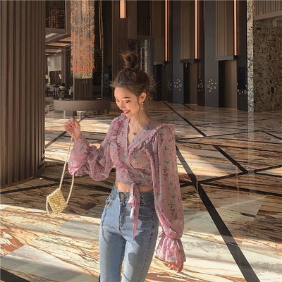 Moderns sieviešu krekls ar špica kakla izgriezumu un saitēm