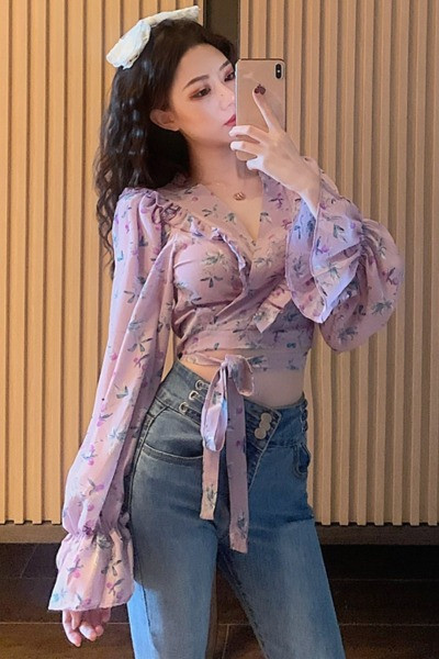 Moderns sieviešu krekls ar špica kakla izgriezumu un saitēm