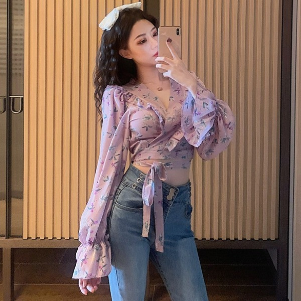 Moderns sieviešu krekls ar špica kakla izgriezumu un saitēm