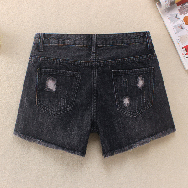 Σύντομο γυναικείο παντελόνι denim με κεντημένα σχέδια