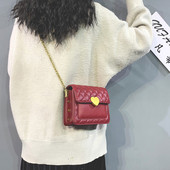 Hétköznapi női táska hosszú fémlánccal