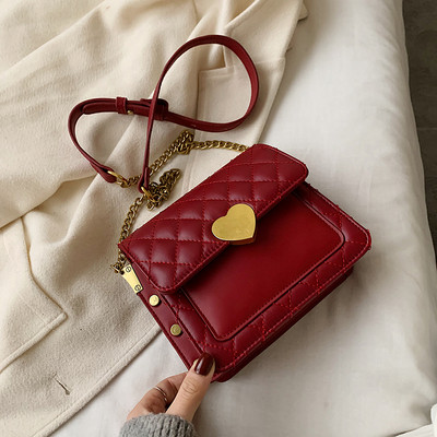 Hétköznapi női táska hosszú fémlánccal