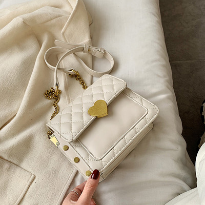 Hétköznapi női táska hosszú fémlánccal