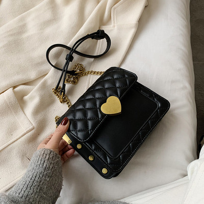 Hétköznapi női táska hosszú fémlánccal