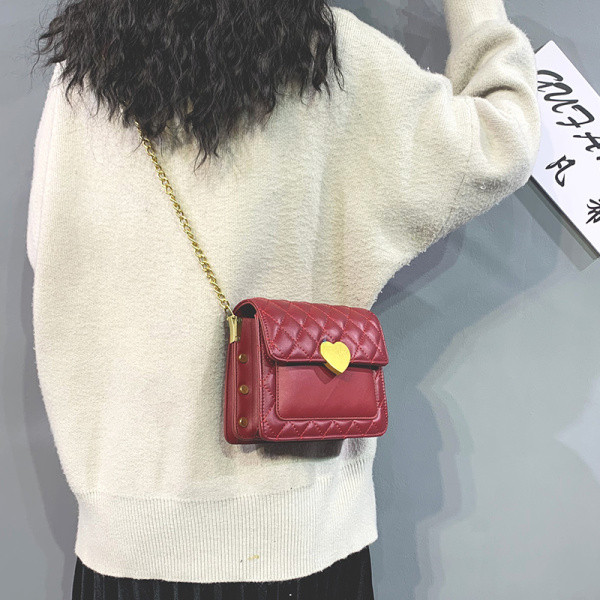 Hétköznapi női táska hosszú fémlánccal