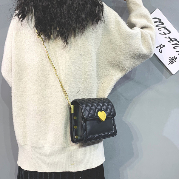 Hétköznapi női táska hosszú fémlánccal