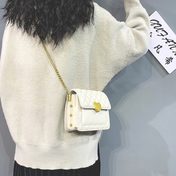 Hétköznapi női táska hosszú fémlánccal