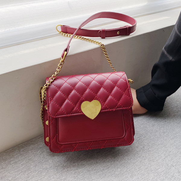 Hétköznapi női táska hosszú fémlánccal