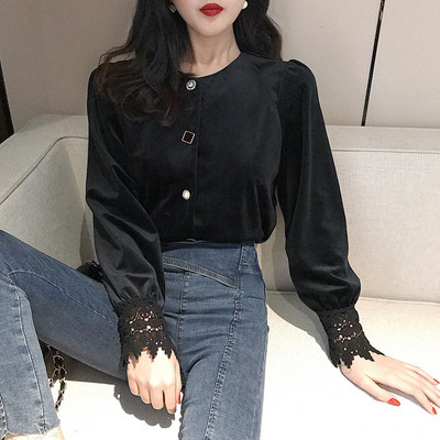 Samta sieviešu krekls ar pogām un mežģīņu elementiem