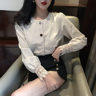 Samta sieviešu krekls ar pogām un mežģīņu elementiem