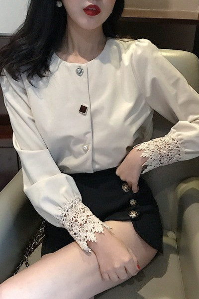 Samta sieviešu krekls ar pogām un mežģīņu elementiem