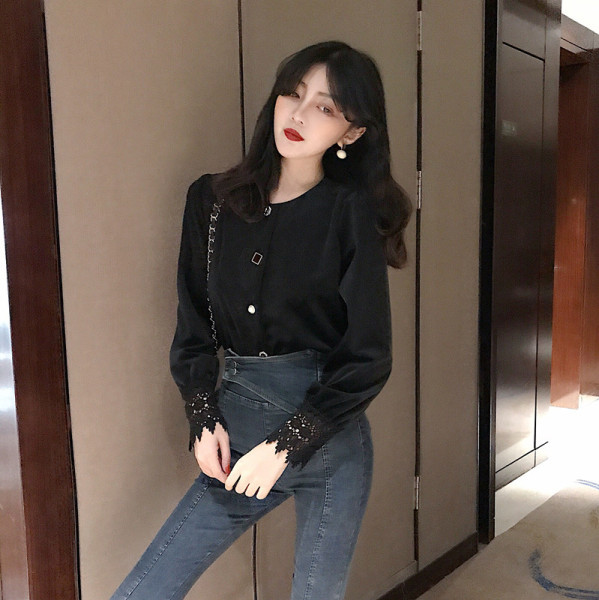 Samta sieviešu krekls ar pogām un mežģīņu elementiem