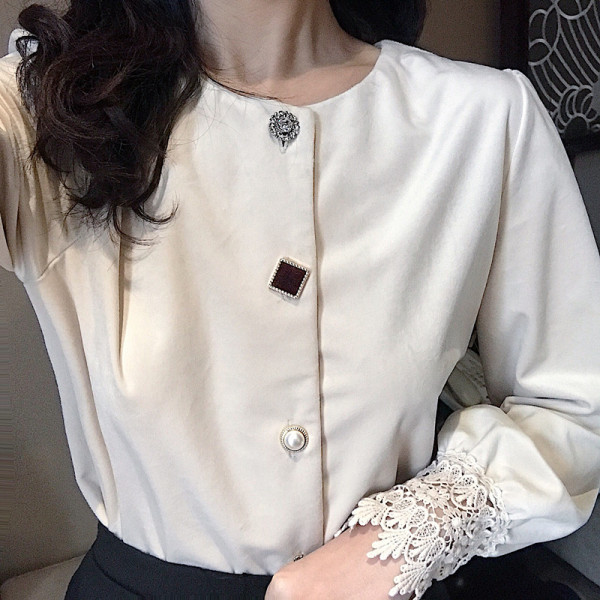 Samta sieviešu krekls ar pogām un mežģīņu elementiem