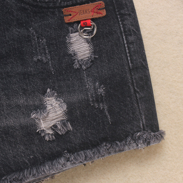 Jauns džinsa īsu sieviešu dantalini modelis ar saplēstiem motīviem