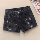 Moteriški džinsiniai šortai su siuvinėjimais ir suplėšytais motyvais
